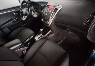 Подержанный автомобиль Kia Ceed Hatchback 2010 года (11 фото)