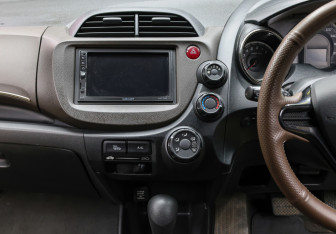 Подержанный автомобиль Honda Fit Shuttle 2012 года (14 фото)