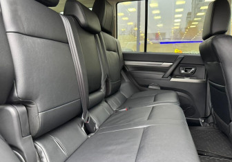 Подержанный автомобиль Mitsubishi Pajero 2014 года (11 фото)