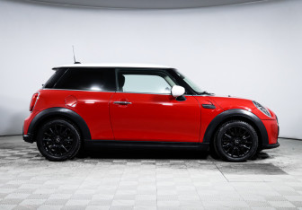 Подержанный автомобиль MINI Hatch 2021 года (4 фото)