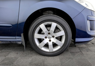 Подержанный автомобиль Peugeot 308 Hatchback 2010 года (18 фото)