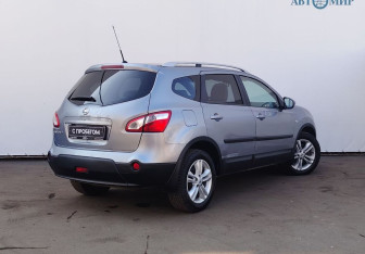 Подержанный автомобиль Nissan Qashqai+2 2010 года (8 фото)