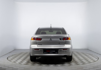 Подержанный автомобиль Mitsubishi Lancer Sedan 2012 года (6 фото)