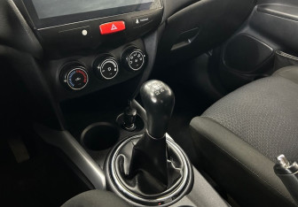 Подержанный автомобиль Mitsubishi ASX 2011 года (16 фото)