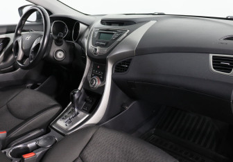 Подержанный автомобиль Hyundai Elantra Sedan 2012 года (5 фото)