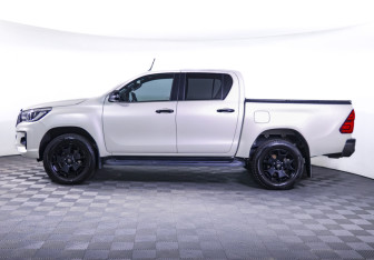 Подержанный автомобиль Toyota Hilux 2020 года (8 фото)