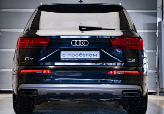 Подержанный автомобиль Audi Q7 2015 года (5 фото)