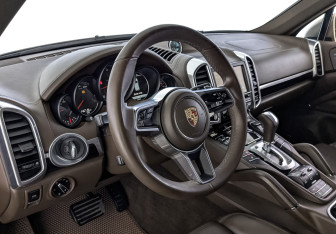 Подержанный автомобиль Porsche Cayenne 2014 года (15 фото)