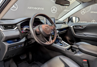 Подержанный автомобиль Toyota RAV4 2021 года (16 фото)