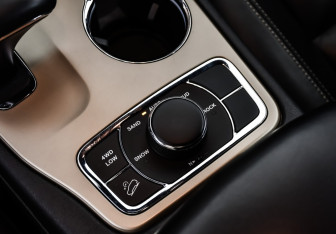 Подержанный автомобиль Jeep Grand Cherokee 2013 года (17 фото)