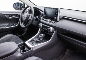 Подержанный автомобиль Toyota RAV4 2021 года (10 фото)