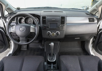 Подержанный автомобиль Nissan Tiida Hatchback 2012 года (12 фото)