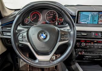 Подержанный автомобиль BMW X5 2015 года (22 фото)