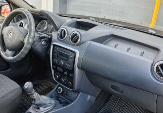 Подержанный автомобиль Renault Duster 2012 года (9 фото)