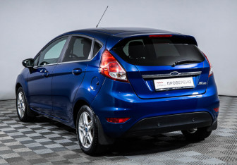 Подержанный автомобиль Ford Fiesta Hatchback 2015 года (7 фото)