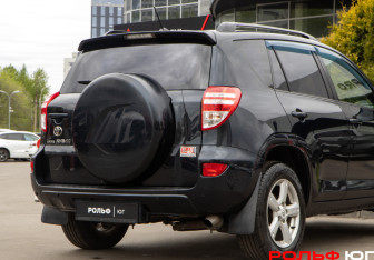 Подержанный автомобиль Toyota RAV4 2011 года (18 фото)