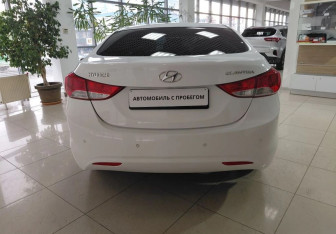 Подержанный автомобиль Hyundai Elantra Sedan 2013 года (6 фото)