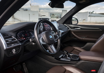 Подержанный автомобиль BMW X3 2023 года (9 фото)