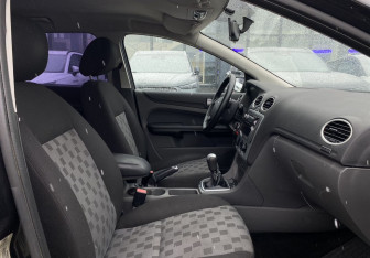 Подержанный автомобиль Ford Focus Wagon 2006 года (17 фото)