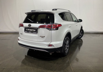 Подержанный автомобиль Toyota RAV4 2018 года (4 фото)
