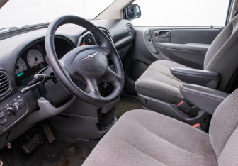 Подержанный автомобиль Chrysler Town & Country 2006 года (10 фото)