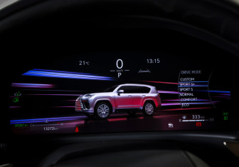 Подержанный автомобиль Lexus LX 2025 года (22 фото)