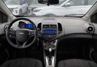 Подержанный автомобиль Chevrolet Aveo Hatchback 2014 года (15 фото)