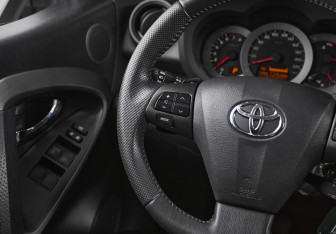 Подержанный автомобиль Toyota RAV4 2012 года (11 фото)