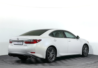 Подержанный автомобиль Lexus ES 2015 года (5 фото)