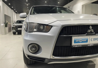 Подержанный автомобиль Mitsubishi Outlander 2012 года (8 фото)