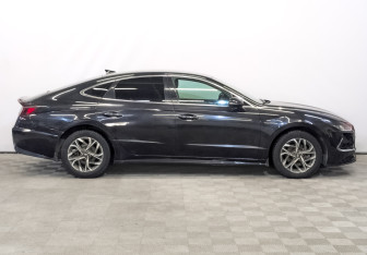 Подержанный автомобиль Hyundai Sonata 2022 года (4 фото)