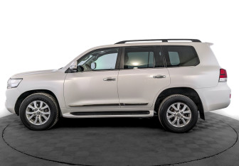 Подержанный автомобиль Toyota Land Cruiser Suv 2015 года (8 фото)