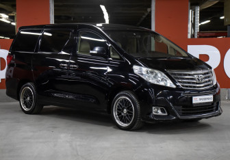 Подержанный автомобиль Toyota Alphard 2012 года (3 фото)