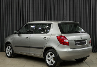 Подержанный автомобиль Skoda Fabia Hatchback 2011 года (7 фото)