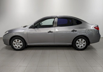 Подержанный автомобиль Hyundai Elantra Sedan 2010 года (8 фото)