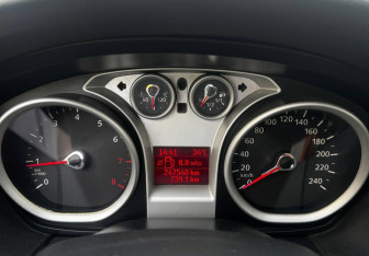 Подержанный автомобиль Ford Focus Sedan 2010 года (12 фото)