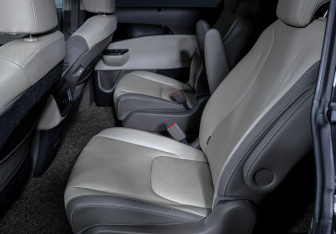 Подержанный автомобиль Kia Carnival 2020 года (10 фото)