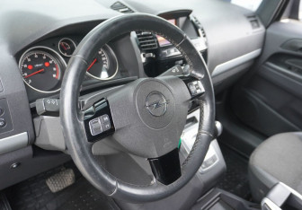 Подержанный автомобиль Opel Zafira Compactvan 2010 года (11 фото)