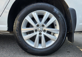 Подержанный автомобиль Volkswagen Polo Sedan 2013 года (18 фото)