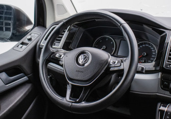 Подержанный автомобиль Volkswagen Multivan 2017 года (15 фото)