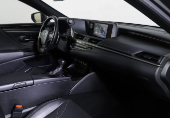 Подержанный автомобиль Lexus ES 2020 года (10 фото)