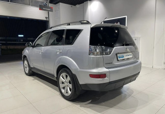 Подержанный автомобиль Mitsubishi Outlander 2012 года (6 фото)