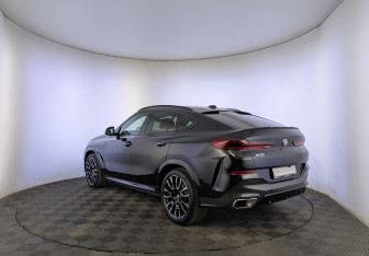 Подержанный автомобиль BMW X6 2025 года (7 фото)