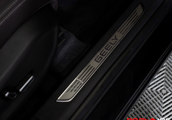 Подержанный автомобиль Geely Monjaro 2025 года (23 фото)