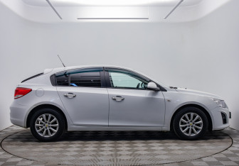 Подержанный автомобиль Chevrolet Cruze Hatchback 2013 года (6 фото)