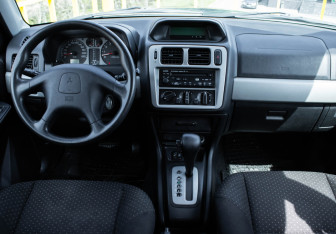 Подержанный автомобиль Mitsubishi Pajero Pinin 2004 года (12 фото)