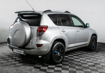 Подержанный автомобиль Toyota RAV4 2006 года (5 фото)