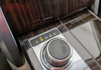 Подержанный автомобиль Land Rover Range Rover 2015 года (18 фото)