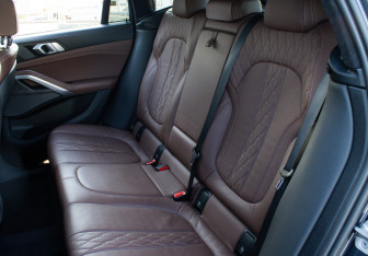 Подержанный автомобиль BMW X6 2021 года (11 фото)