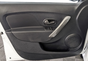 Подержанный автомобиль Renault Logan Sedan 2018 года (19 фото)